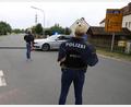 Bild: Stefan Zaruba
Zwei Polizeibeamtinnen fahndeten am Mittwoch bei Luhe nach dem Fluchtauto.