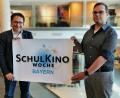 Bild: Heiner Stöcker/exb
Landtagsabgeordneter Tobias Gotthardt und Stephan Götz vom Cineplex Amberg machen Werbung für die Schulkinowoche.
