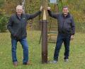 Bild: Hirsch
Vorsitzender Hans Müller (rechts) und sein Stellvertreter Alois Buchmann (links) sind stolz auf die Tradition des Wandervereins. Dazu gehört auch das jährliche Aufstellen eines Kirwabaums.