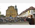 Bild: Petra Hartl
Vor dem Jugendgottesdienst fotografierte Pater Clemens Wojciech Świerz OFM, Hausvikar und Wallfahrtsseelsorger, die jungen Gläubigen auf den Kirchentreppen neben dem Freialtar.