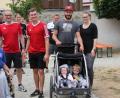 Bild: kro
Sandra und Michael Schöner beim Start mit ihren beiden Kindern Elias und Johanna. Sechs Runden sind sie gegangen.