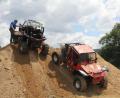 Bild: frd
Ganz schön steil: Bei den Vorführungen der „Offroad Freunde Oberpfalz“ wurden riesige Erdhaufen überwunden.