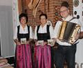 Bild: prh
Auf 60 Jahre Bühnenerfahrung blicken Waltraud Neubauer-Zupfer und Renate Zupfer-Vilas (von links) mit einem speziellen Volksmusikabend am 24. September im Gasthaus "Zum weißen Rößl" zurück.