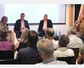 Bild: Jürgen Klein/exb
Horst Eisel, OTV-Moderator Tim Wehinger, Michal Pospíšil und Karl-Hans Hofmann (von links) beim Zeitzeugengespräch im Kunsthaus Waldsassen.