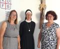 Bild: KDFB Tirschenreuth/exb
Monika Zeitler (links) und Barbara Schmid (rechts) dankten Sr. Gabriela Zinkl für ihren Vortrag.