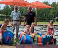 Bild: flt
Um die Beschaffung neuer Schwimmtiere für das Kinderbecken am Großen Weiher kümmerten sich Marcus Fritsch (rechts) von der Firma "Fri-Sec" aus Wildenau und die Marktgemeinde Plößberg mit Bürgermeister Lothar Müller (links).
