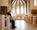 Bild: Daniel Löb/dpa
Ansgar Wiedenhaus sitzt in der Offenen Kirche St. Klara.