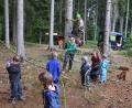 Bild: fz
Fasziniert waren die Kinder, wie der Steiger die Äste vom Baum holte. Dabei arbeiteten sie mit.