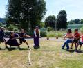 Bild: Maximilian Biehler/exb
Das Mittelalterprojekt an der Mittelschule Pleystein sorgt für Aufsehen auf dem Sportplatz.