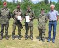 Bild: öt
Nach einer Durchschlageübung der fünften Batterie des Artilleriebataillons 131 fand im Beisein von Oberstleutnant Thorsten Wallschus (von links) die Beförderung von Dennis Christian Wagner zum Feldwebel und Jana Meinert zum Oberfeldwebel statt. Beiden gratulierten auch Hauptmann Laura Paust und Neusorgs Bürgermeister Peter König.