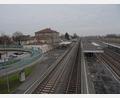 Bild: ak
Bürgerversammlung
Die Planung zum barrierefreien Umbau des Bahnhofes über den Steg ist abgeschlossen. Die Bahnsteige sind künftig über Treppen und Lifte zu erreichen. Eine Umplanung durch Umbau und Modernisierung der Bahnsteigtunnel ist nicht mehr möglich