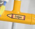 Symbolbild: Bernd Weißbrod
Der Hinweis Erdgas ist an einem Rohr in einem Verteilzentrum angebracht.