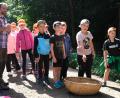 Bild: Hirsch
Zapfen-Zielwerfen war eine der Aufgaben bei den Waldjugendspielen. Das Bild zeigt die Drittklässler der Grundschule Schönsee in Aktion. Links Forstpate Fabian Pscheidt.