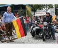 Archivbild: wro
Eine tolle Oldtimer-Ausfahrt fand beim Bürgerfest in Wiesau im Sommer 2019 statt. Das Startsignal gab Bürgermeister Toni Dutz (links).