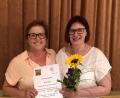 Bild: gut
Erika Pirner (links) ehrt Christine Pesold für 25 Jahre Mitgliedschaft im Katholischen Frauenbund.
