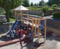 Bild: Stadt Waldershof/exb
Bürgermeisterin Margit Bayer freut sich mit den Kindern über den neuen Spielturm.