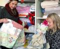 Bild: kaz
Stellvertretende AWO-Geschäftsführerin Sabine Kirchmann und Ute Haibach (von links) helfen bei der Suche nach Kinderbettwäsche.