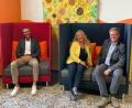 Bild: exb
Das Probesitzen auf den neuen Möbeln übernehmen hier (von links) Bürgermeister Peter Achatzi, Rektorin Birgit Molitor und Artifex-Werkleiter Armin Grotz.