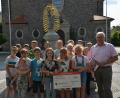 Bild: dob
Die Erstkommunionkinder überreichen 675 Euro an Herbert Putzer von der Kinderkrebshilfe in der Region Oberpfalz Nord. Ideengeberin der Spendenaktion war Selina Arlt (vorne, Mitte) deren Schwester selbst schwer erkrankt ist.