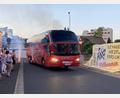 Bild: Gelis Fotostudio
Als der Bus von H. F. Reisen mit Hans Fick am Steuer und Lydia Fick auf dem Beifahrersitz jetzt von der letzten Fahrt zurückkehrte, bereiteten Familienangehörige, Freunde und Stammgäste einen großen Empfang mit Feuerwerk.