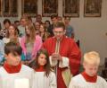 Bild: dob
Kaplan Alexander Ertl feiert kurz vor seinem Abschied aus der Pfarrgemeinde das Patrozinium St. Peter und Paul in Kößing mit den Dorfbewohnern.