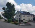 Bild: gi
Die Verkehrssicherheit der Linde neben dem Kriegerdenkmal auf dem Dorfplatz in Etzgersrieth soll auf Wunsch von Marktrat Fritz Steinhilber kontrolliert werden.