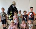 Bild: Kinderhaus St. Michael/exb
Vor dem Feuerwehrmann in voller Montur und mit Atemschutzmaske haben die Mädchen und Buben jetzt keine Angst mehr.