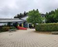 Bild: soj
Die Grundschule in Neusorg kann weiter nicht für den Unterricht genutzt werden. Mittlerweile läuft die Reinigung des Gebäudes.