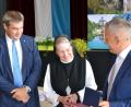 Bild: rti
Äbtissin Laetitia Fech nimmt von Landrat Roland Grillmeier (rechts) die Bürgermedaille in Gold entgegen. Ministerpräsident Markus Söder gratuliert.