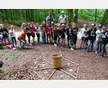 Bild: gf
Leitender Forstdirektor Harald Gebhardt (hinten, rechts) mit Teilnehmern der Waldjugendspiele am Mariahilfberg beim Tannenzapfenzielwerfen. AELF-Mitarbeiter Stefan Binner (hinten, links) verstand es, die Kinder für den Wald zu interessieren.