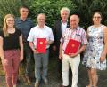 Bild: Eichl
Krankheitsbedingt und auch der Hitze geschuldet nahmen nur Walter Wirth (Dritter von links) und Willibald Witzl (Zweiter von rechts) die Ehrung für 50 Jahre Mitgliedschaft von der Kreisvorsitzenden Nicole Bäumler (links) und der Ortsvereinsführung mit Alex Meier (Zweiter von links) und Sabrina Lacher (rechts) entgegen. Bürgermeister Robert Lindner (Dritter von rechts) dankte dem Ortsverein für die Unterstützung seiner Arbeit.