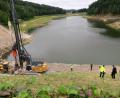 Bild: Hirsch
Blick auf den Eixendorfer Stausee: An der Hauptsperre entsteht derzeit ein 15 Meter hoher Turm, über den das warme, algenfördernde Wasser in die nachstehenden Gewässer abfließen soll. .