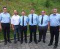 Bild: tra
Die Feuerwehr Ensdorf wählt zwei neue Kommandanten (von links): Kreisbrandinspektor Armin Daubenmerkl, Bürgermeister Hans Ram, Zweiter Kommandant Markus Feulner, Erster Kommandant Jakob Patzelt, Vorsitzender Gerald Smit-Wiesen und Kreisbrandmeister Jürgen Ernstberger.