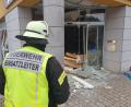 Bild: Kreisbrandinspektion Schwandorf/exb
Ein Feuerwehrmann macht sich ein Bild von dem Schaden, den die Geldautomaten-Sprengung in Wernberg verursacht hat.