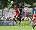 Bild: zg
Der SSV Jahn Regensburg (rote Trikots) und die Spvgg Bayreuth lieferten sich in Rieden ein intensives Spiel.