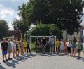 Bild: gz
Im Beisein des erfolgreichen Handballteams der Schule, das gewürdigt wurde, übergab Elternbeiratsvorsitzende Nicole Kleber (Mitte, links) und Beisitzerin Manuela Treiber (rechts) an Schulleiterin Katharina Merther ein Handballtor.
