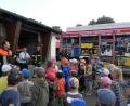 Bild: Anita Niebauer/exb
Die Buben und Mädchen des Kindergartens St. Marien waren vom Fuhrpark der Feuerwehr schwer beeindruckt.