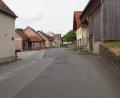 Bild: wel
Die Sanierung der Freyung ist nicht mehr aufzuschieben, defekter Straßenbelag und Straßenvor- und Rücksprünge erfordern ein ganzheitliches Konzept, bei dem auch die Leitungen für Wasser und Abwasser erneuert sowie nach Wunsch auch für Fernwärme mit verlegt werden können.