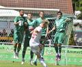 Bild: Hubert Ziegler
Geballte Abwehrmauer der Ammerthaler Tim Sulmer, Frederic Schüll, Julius Hammer und Lucas Melchner (von links) bei einem Freistoß der Nürnberger durch Nico Zietsch.