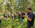 Bild: Martin Hertel/exb
Martin Lauterbach und Boris Mittermeier (rechts), Auerhuhn-Spezialisten bei der Landesanstalt für Wald und Forstwirtschaft in Freising, erkunden mit den angehenden Kartierern ein Waldstück am Ochsenkopf.