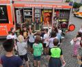 Bild: Kunz
Wer will später mal zur Feuerwehr? Die Kinder erkunden beim Aktionstag "Gute Fee" in Weiden ein Feuerwehrauto.