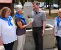 Bild: do
Irmi Diepold und Gisela Ruder (von links) und Christa Schmidt (rechts) übergeben eine Spende an Bürgermeister Alexander Goller.