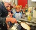 Bild: dob
Die Pfanne muss richtig heiß sein, erklärt Küchenchef Gerd Reinhardt in der Küche der Mensa der Pfalzgraf-Friedrich-Mittelschule den Vorschulkindern aus dem Kindergarten Don Bosco.