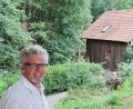 Bild: Thomas Dobler
Grünen-Kreisrat Rudi Sommers Haus ist aus Holz und praktisch energieautark. Was er an Energie braucht, um komfortabel leben zu können, produziert Sommer auf seinem Grundstück selbst. Sein Geheimnis: Sonnenenergie und Holz.