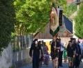 Bild: dob
Die Vereine mit ihren Fahnenabordnungen zogen vom Dorfplatz hinauf zur St. Thomas Kirche.