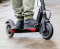 Bild: Christoph Soeder/dpa
Die Bauform der elektrischen Tretroller, auch E-Scooter genannt, macht es den Herstellern schwer, zuverlässige Schlösser herzustellen.