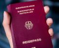 Symbolbild: Matthias Balk/dpa
Extrem lange Bearbeitungszeiten melden aktuell einige Passämter und die Bundesdruckerei. Wer jetzt noch einen neuen Reisepass oder Personalausweis für den Urlaub braucht, könnte es schwer haben.