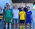 Bild: mr
Die Quadrus-Geschäftsführung mit Schmidgadener Funktionären und den Mannschaftskapitänen der vier teilnehmenden Teams.