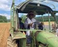 Bild: aks
Probesitzen auf dem Hutzelhof-Traktor: König Bitemi Wake Yawanke mit Bürgermeister Djani Lentame Kokou Gbati (links) und Dina Barbian vom Institut für Nachhaltigkeit (rechts).