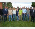 Bild: jr
Neuwahlen standen bei der Siedlergemeinschaft Mitterteich an. Im Bild (von links) Harald Zottmeier, Bürgermeister Stefan Grillmeier, Marco Haberkorn, Manfred Heinrich, Anja Dubrowski, Anja Götz, Angelika Müller, Matthias Doß, Horst Robl, Detlef Meyer, Thomas Dubrowski, Timo Hirsch, Wolfgang Pilz, Siegfried Götz und Vorsitzender Matthias Kraft.